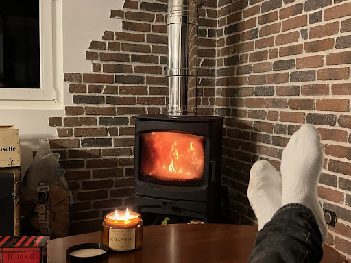 Entreprise spécialisée dans le chauffage à bois et à granulés : - Une large gamme de poêles pour répondre idéalement à votre projet