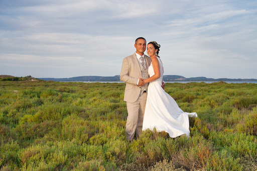 Vous recherchez un photographe de mariage à Narbonne. Je vous propose d'immortalisez vos moments d'émotions avec des photos élégantes et authentiques. Contactez-moi !