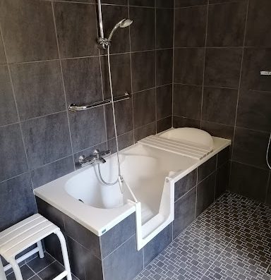 Installation de Porte pour Baignoire sur mesure et Produits Professionnels Antidérapants pour Sol et Baignoire.