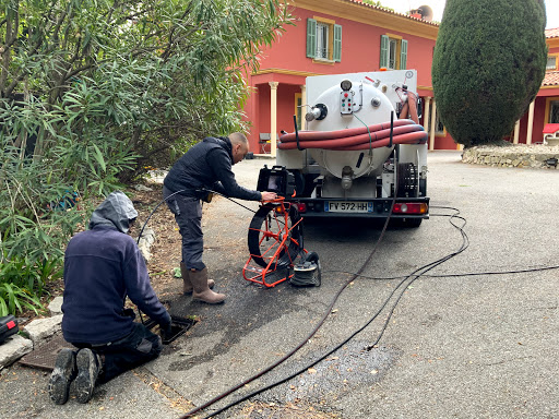 Nos plombiers Alpes-Maritimes et du Var sont à votre écoute 24H/24 et 7J/7 pour dépanner en urgence tous vos problèmes de plomberie✅Contactez Help Assist'Plomberie !