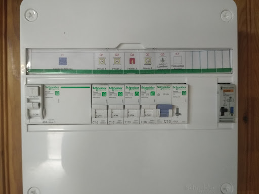 BSH réalise tous vos travaux de plomberie et d'électricité sur le secteur de Moutiers les Maufaits en Vendée. Découvrez notre site !