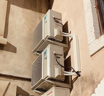 La société Arqua vous propose installation devis vente dépannage nettoyage climatisation reversible gainable automatisme alarme électricité portail daikin mitsubishi airzone camé bft faac sur Avignon 84 Vaucluse et alentours 30 gard Les Angles