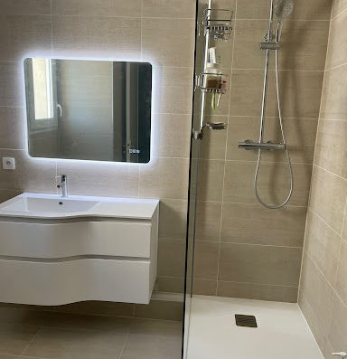 Artisan spécialiste de la Rénovation de salle de bain. Pose de wc suspendu. Pose de carrelage. pose de parquet. Assurance décennale