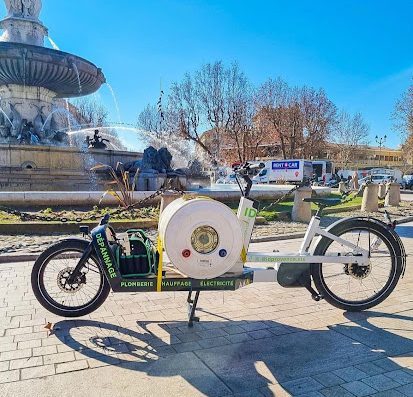 Plombier Aix en Provence. Nous vous dépannons en urgence en centre-ville grâce à nos vélos électriques ! Appelez-nous : 06 20 70 00 89.