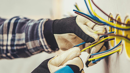 Quali-Travaux en Isère – Faites appel à des spécialistes pour l’installation de votre système d’électricité. Confiez-nous aussi la remise en état de votre maison.