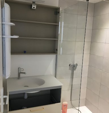 Faites confiance à AEXCEL RENO et ses 30 ans d'expérience ! Cet artisan s'occupe de tous vos travaux de rénovation à Paris : salle de bain