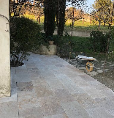 JCG Bâti Plomberie dans les Alpes-Maritimes - Confiez-nous la rénovation de votre carrelage et le rafraîchissement de peinture.