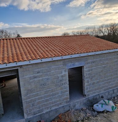 DUPONT FREDERIC est une entreprise spécialisée dans les travaux de couverture et de plomberie qui met à votre disposition des plombiers qualifiés à Chaniers.