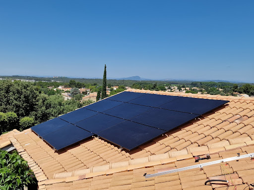 Faites confiance à un artisan électricien de 25 ans de métier qualifié RGE. Inovelec votre installateur panneaux solaires. Prix compétitifs