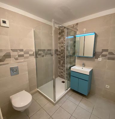 Nous créons et rénovons votre salle de bain en Ile de France. Nous vous accompagnons de l'étude du projet jusqu'à la livraison de votre salle de bain. Devis gratuit.
